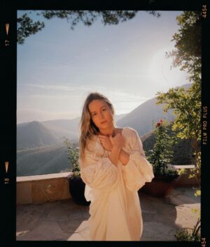 Brie Larson Instagram - up with the sun ☀️