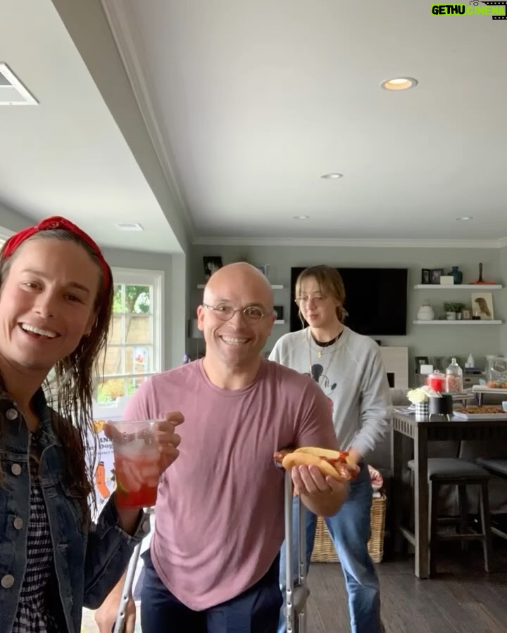 Brie Larson Instagram - I’m late to post about the 2nd annual family Hot Dog Festival (yes this is a real thing!!!). It is one of the greatest days of the year - because it means lot of dogs with @potatorolls bun!! Now tell me… What toppings are you going with? 🌭