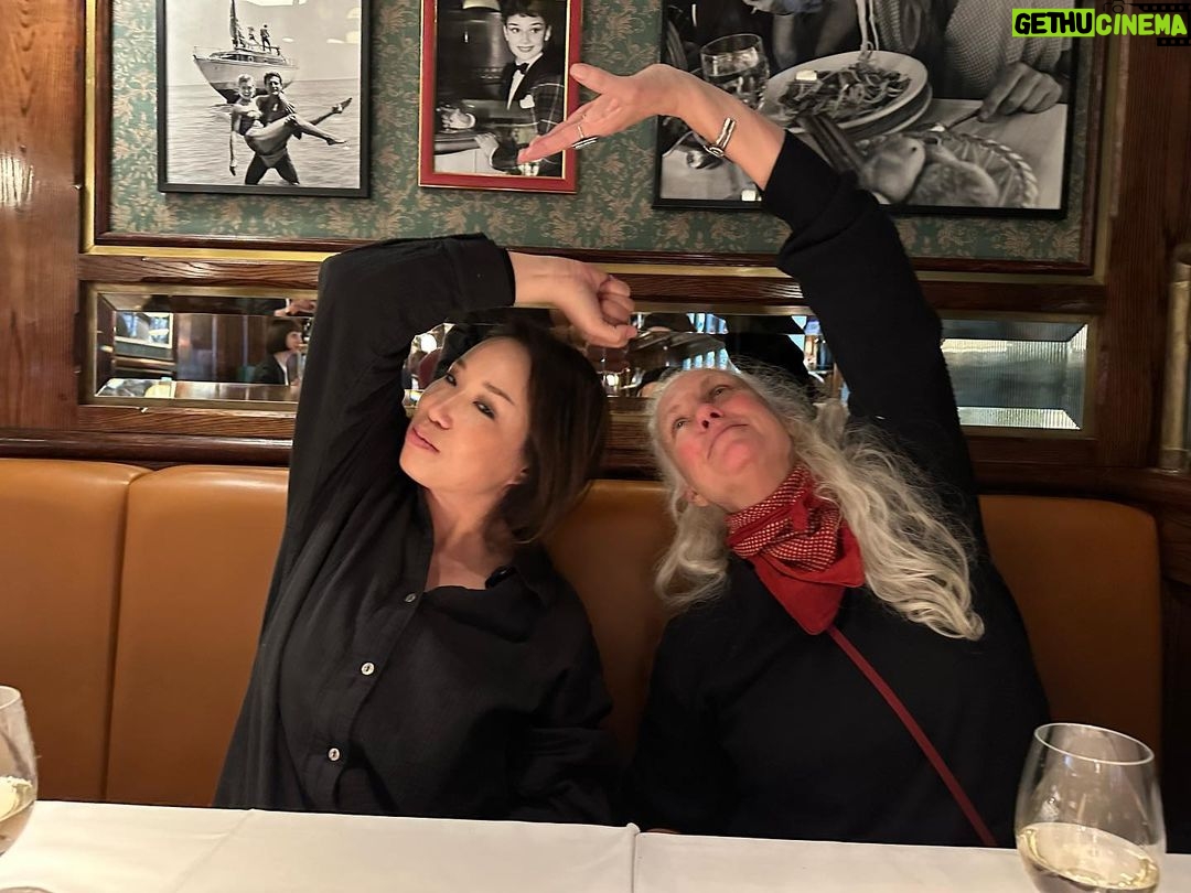 Brie Larson Instagram - Happy Galentine’s to my besties đŸ’•