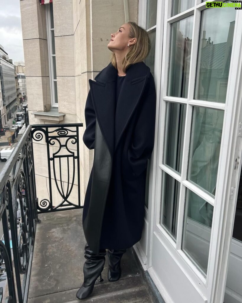 Brie Larson Instagram - Paris Fashion Week with my friends at @loewe 🔒🖤