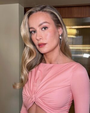 Brie Larson Instagram - SAG last night 💭 I’ll forever adore this custom @versace 💘