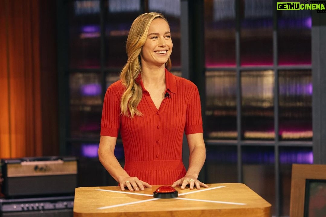 Brie Larson Instagram - Tune in to the @kellyclarksonshow Monday as Kelly tries to stump me in Pop Quiz 🍌
