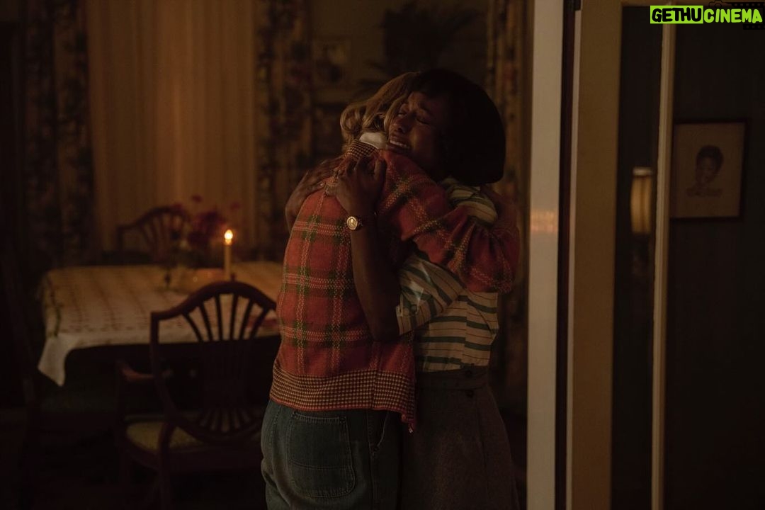 Brie Larson Instagram - She’s early! The finale of Lessons in Chemistry is now streaming on @appletv, just in time for your holiday weekend 🤍 This show, this story, this character… have all meant so much to me. Thank you, @bonnie_garmus_author and thank you, Elizabeth Zott