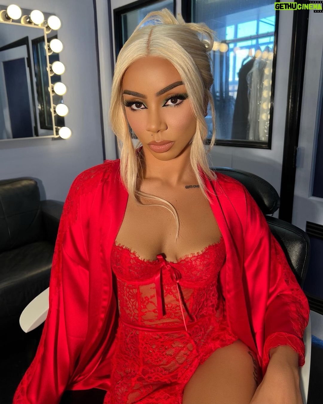 Brittany Renner Instagram - “Bad For Me” video out NOW! MUA: @alexjairus MUA Assistant: @glamberbabyyy Hair: @slayedbyamourkay Photographer: @nickyfilms @iamkevingates 🪶@breadwinneralumni 🦅