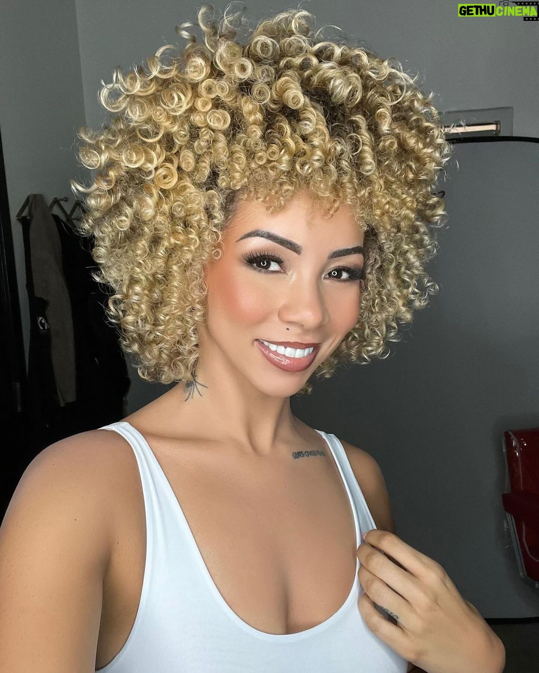 Brittany Renner Instagram - 2024 vs 2020 👑 I never thought I would have a before and after picture like this. I always felt like my hair was outdated and ugly, which is why I stayed with a fat wig and sew-ins. People often say, “I’ll be beautiful *WHEN* I do this or *WHEN* my hair gets to a certain length.” It’s quite fascinating because you think you love yourself until it’s time to actually be yourself. You’re already beautiful…AS YOU ARE…right now. So act like it. To credit the incredibly talented women for assisting me along my hair journey: @gabbys.way for my round shape ✂️ @rosicurls for my hair color 👱🏽♀️ @k18hair products used for my blonde transformation 🔮 @bydianacordoba for my makeup 💄 I am so very thankful for these ladies who have been brave enough to follow their passion because that very passion absolutely makes a difference in the lives of those (like myself) who are finding their way ❤️🔥 Lastly, I am proud of myself for never giving up on me/my hair. It all correlates 💫