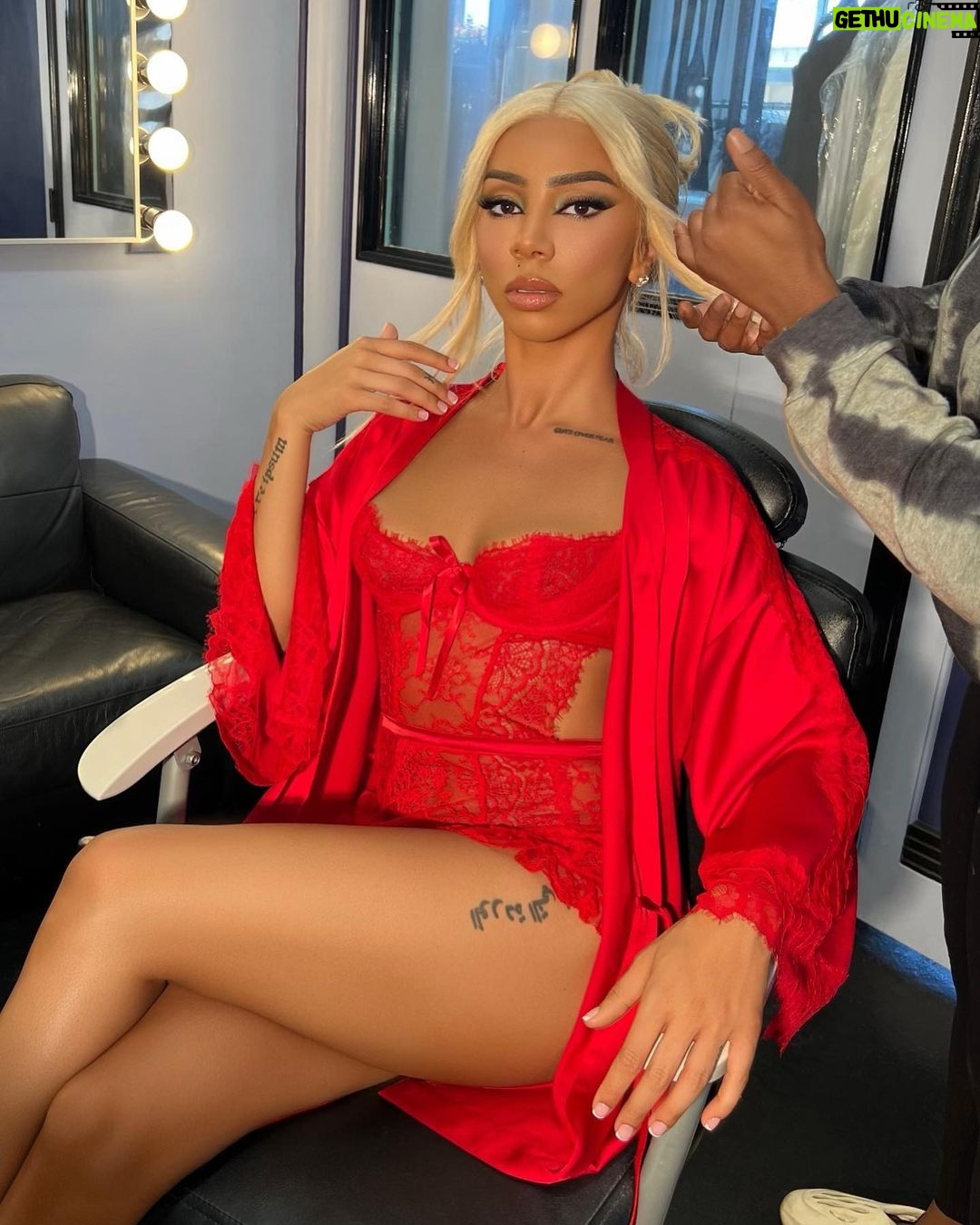 Brittany Renner Instagram - “Bad For Me” video out NOW! MUA: @alexjairus MUA Assistant: @glamberbabyyy Hair: @slayedbyamourkay Photographer: @nickyfilms @iamkevingates 🪶@breadwinneralumni 🦅