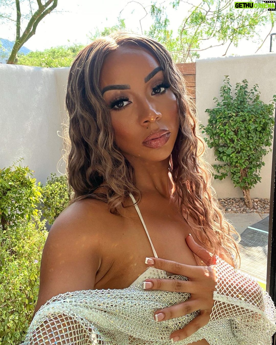 Brittany Renner Instagram - The colder the stare, the warmer the heart 😇 MUA: @makemeupmaria Hair: @_postiche Bikini set: @edensky.co Scottsdale, Arizona