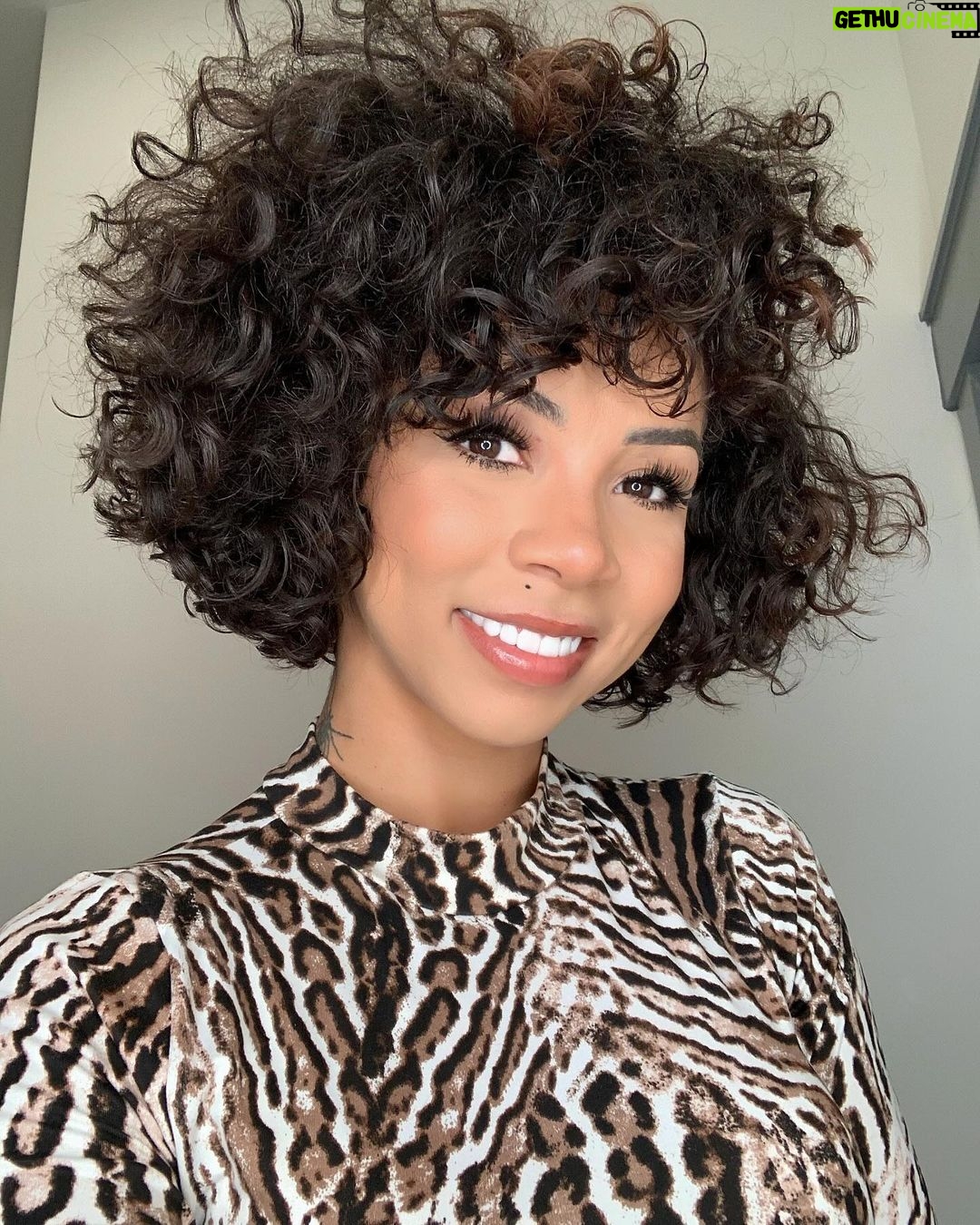 Brittany Renner Instagram - 2024 vs 2020 👑 I never thought I would have a before and after picture like this. I always felt like my hair was outdated and ugly, which is why I stayed with a fat wig and sew-ins. People often say, “I’ll be beautiful *WHEN* I do this or *WHEN* my hair gets to a certain length.” It’s quite fascinating because you think you love yourself until it’s time to actually be yourself. You’re already beautiful…AS YOU ARE…right now. So act like it. To credit the incredibly talented women for assisting me along my hair journey: @gabbys.way for my round shape ✂️ @rosicurls for my hair color 👱🏽♀️ @k18hair products used for my blonde transformation 🔮 @bydianacordoba for my makeup 💄 I am so very thankful for these ladies who have been brave enough to follow their passion because that very passion absolutely makes a difference in the lives of those (like myself) who are finding their way ❤️🔥 Lastly, I am proud of myself for never giving up on me/my hair. It all correlates 💫