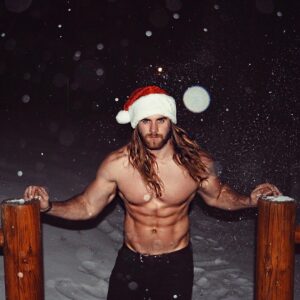Brock O'Hurn Instagram - Just landed in CA for Christmas!! Just going to stand here and pretend I'm not freezing.. haha

Merry Christmas Everyone ❤️🎅🏽🎁