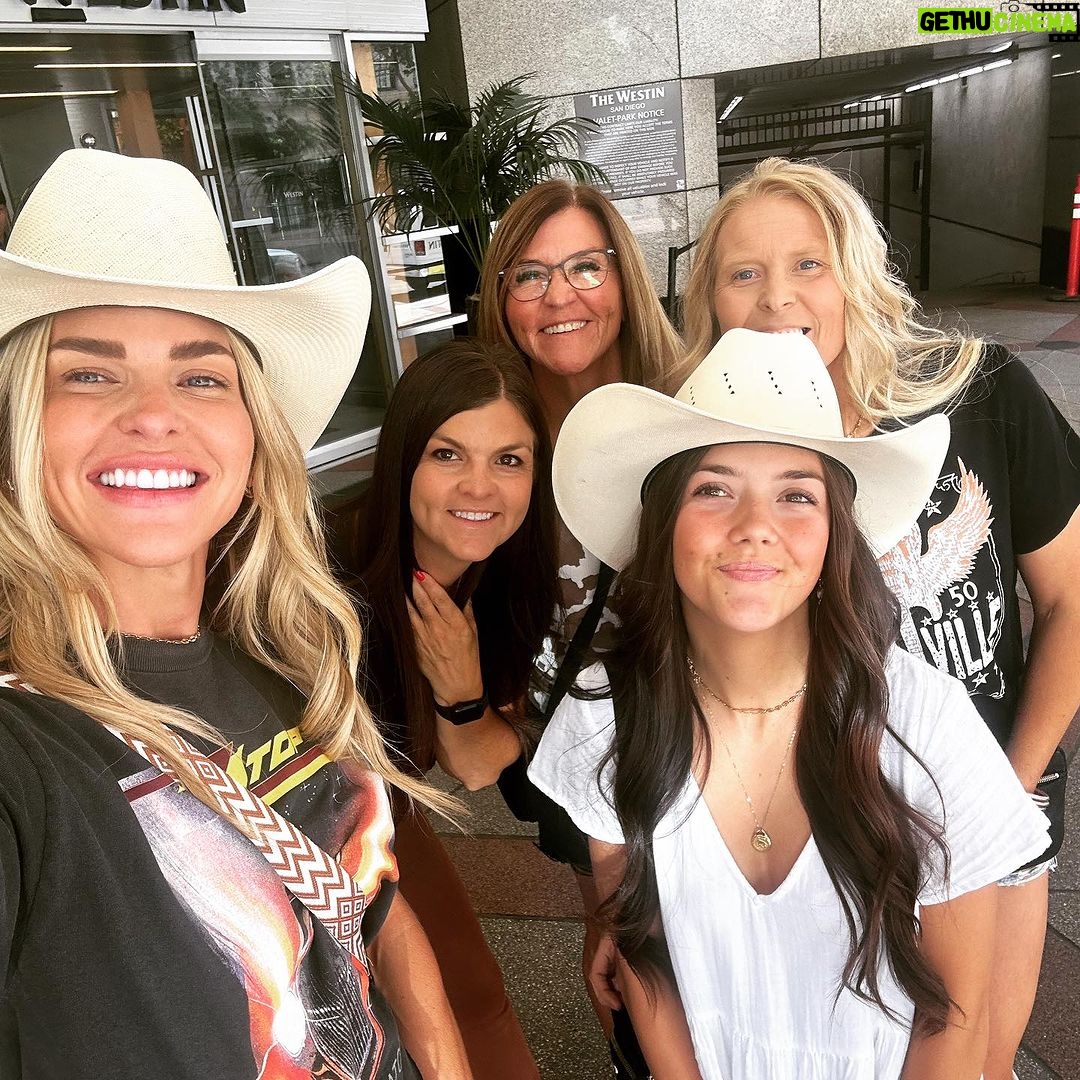 Brooke Ence Instagram - @morganwallen for my nieces 17th 🥳 and we had T H E. B E S T. T I M E.