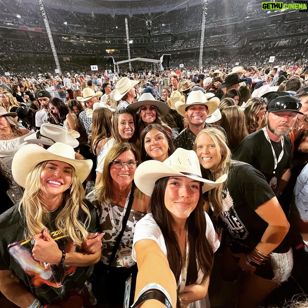 Brooke Ence Instagram - @morganwallen for my nieces 17th 🥳 and we had T H E. B E S T. T I M E.