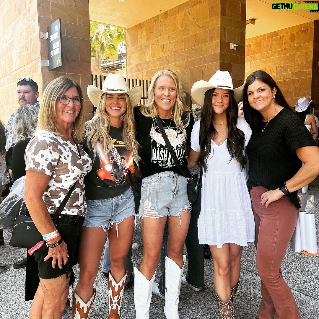Brooke Ence Instagram - @morganwallen for my nieces 17th 🥳 and we had T H E. B E S T. T I M E.