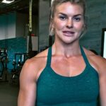 Brooke Ence Instagram - 15 minute AMRAP coming atcha from the @nakedprogram 💥 For this ladder workout you’ll start out round 1 with: 5 DB Deadlifts, 5 Sit Ups, 5 Push Ups. Each round add 5 reps to each exercise. So round 2 would look like: 10 DB Deadlifts, 10 Sit Ups, 10 Push Ups. And so on!!! So set your timer to 15:00, and go as far as you can. Your score is the total number of rounds/reps. If you give ‘er a go, post your score so you can show off all your hard work💪
