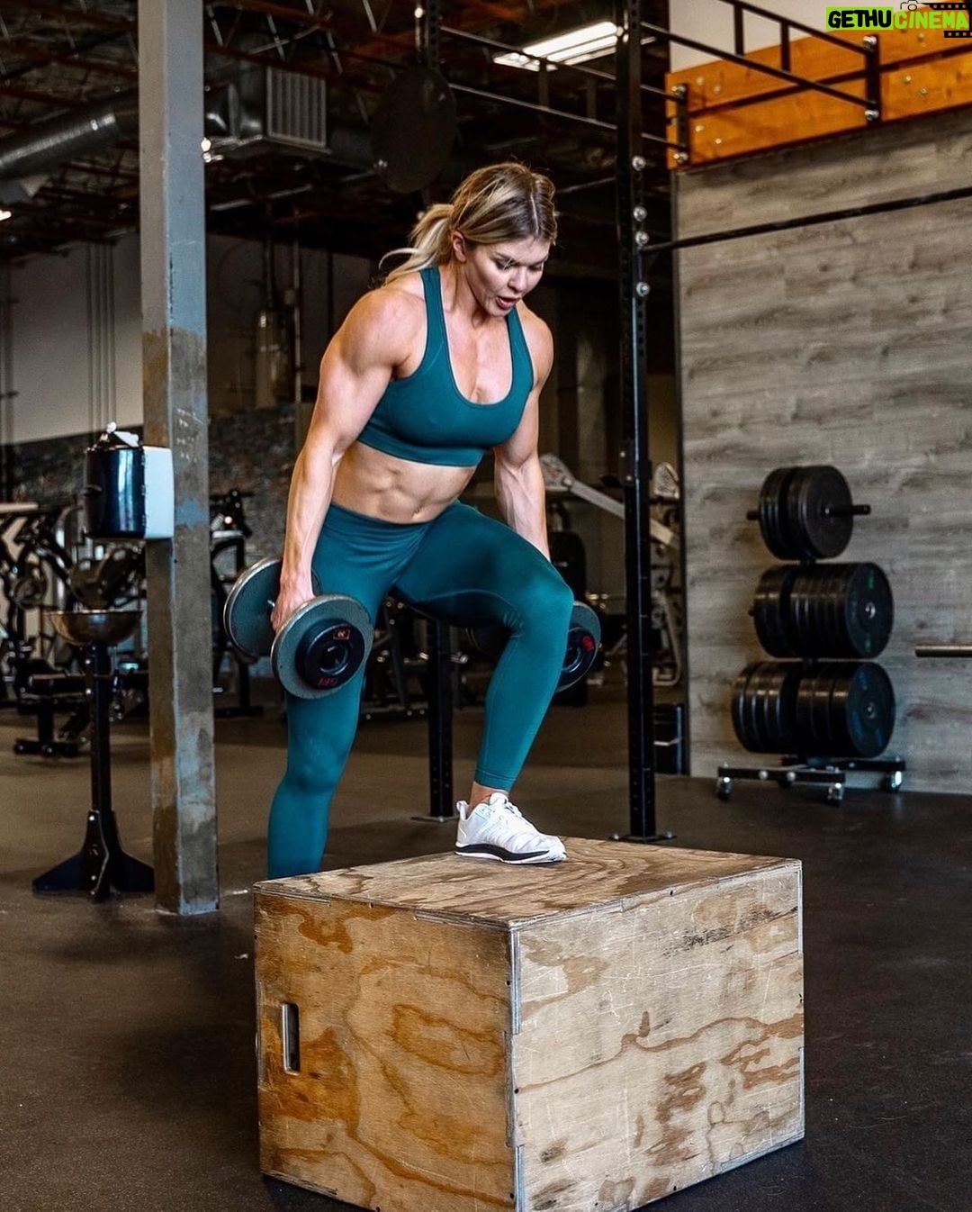 Brooke Ence Instagram - ‼️🚨GIVEAWAY🚨‼️ We’re partnering with @brookeence to give you an exclusive Spartan training package including — Six month access to @nakedprogram app Two Spartan Race tickets Two 25 lb dumbbells One 25 lb kettlebell To enter: 1️⃣ Like this post 2️⃣ Tag a friend in the comments 3️⃣ You and your friend follow @nakedprogram @spartanfit @spartan One winner will be notified via DM after 72 hours. Good luck. *Applicable to U.S. residents only #Spartan #Giveaway