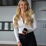 Brooke Ence Instagram - ⭐️Unpopular opinion⭐️ I ❤️ Monday’s! Monday is a fresh start, a new week to smash your goals! Tell me what you doing today to set yourself up for a successful week? 👇🏼 A couple of the things I am doing today: 1️⃣Training! I have been on vacation with my family, so I’m back to kicking my own ass! 💪🏻 2️⃣ I am making sure to restock my sleep and recovery gummies from @direct_hemp (all edibles are 30% off today!) 3️⃣ Taking time to be present and grateful for the little things in life 💛 . . #itmakesence #mondaymotivation #directhemp #munchiemonday #directhemphaul #cbdwellness #goals
