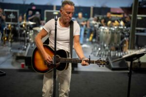 Bruce Springsteen Instagram - Countdown till showtime in Phoenix!

📸: @redemartin