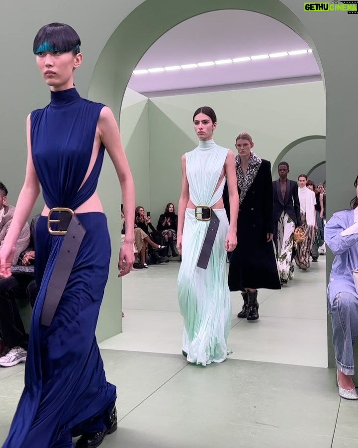 Bruna Marquezine Instagram - My first time at the @loewe show, getting to witness @jonathan.anderson beautiful creations in person. What a fantastic brain he has! Congratulations to the entire team! Such an inspiring, beautiful and authentic show. Thank you for all the fun.