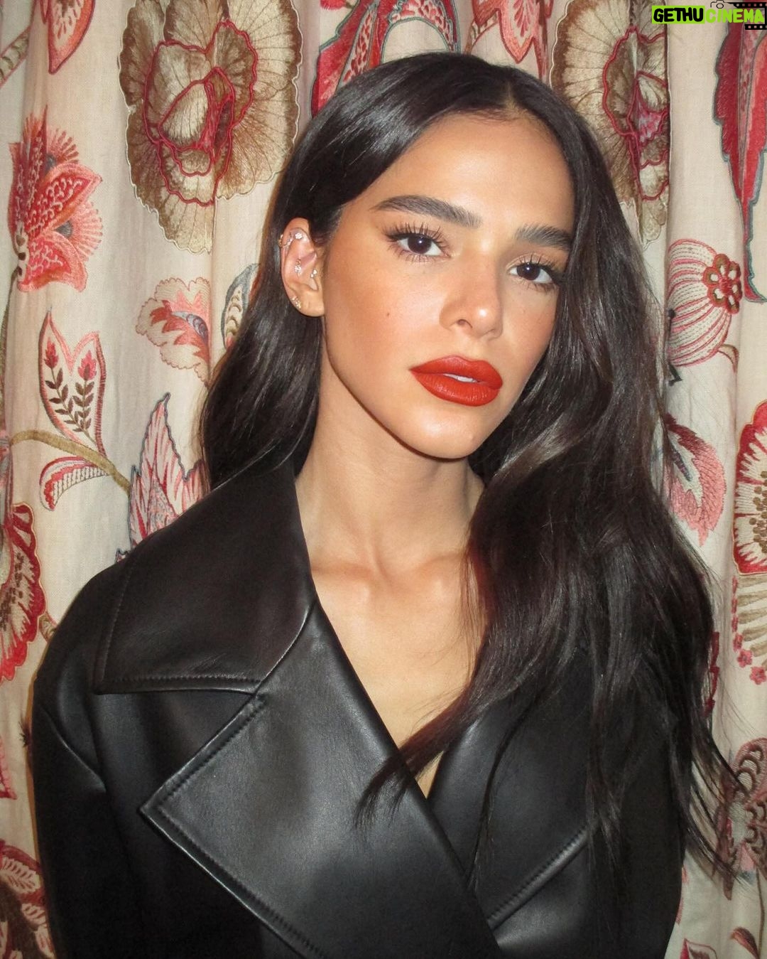 Bruna Marquezine Instagram - My first time at the @loewe show, getting to witness @jonathan.anderson beautiful creations in person. What a fantastic brain he has! Congratulations to the entire team! Such an inspiring, beautiful and authentic show. Thank you for all the fun.