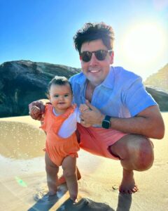 Bruno De Luca Instagram - Hoje pela primeira vez vou receber presente e não só dar! 🙌😁 O presente maior do mundo tá aí nas fotos, essa belezura que a @fany.vidal fez comigo com muito amor. Muito alegre em comemorar meu primeiro dia dos pais, ainda mais da Aurora, que é alegria purinha! Parabéns a todos os papais.