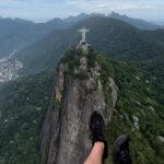 Bruno De Luca Instagram - A: Vamos fazer um passeio de helicóptero sem porta? Eu: 💨💨💨 Quem quiser viver essa aventura é só procurar a @vertical.rio ! @helinews @malaguti.r