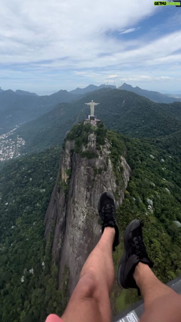 Bruno De Luca Instagram - A: Vamos fazer um passeio de helicóptero sem porta? Eu: 💨💨💨 Quem quiser viver essa aventura é só procurar a @vertical.rio ! @helinews @malaguti.r