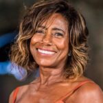 Bruno De Luca Instagram - Indiscutível a importância da Glória pro jornalismo e pra tv brasileira. Referência pra mim desde pequeno, Glória imprimiu um jeito ímpar de apresentar jornal, misturando elegância com competência e descontração. A delicadeza no tom de voz ao tratar assuntos delicados dava lugar a irreverência e informalidade quando fazia suas viagens e se jogava nas experiências, vivendo cada dia como se fosse o último, dando aula de jornalismo pra quem quisesse ver. Continuarei a admirando e a tratando como referência e inspiração na minha profissão. Força para as filhas e família.