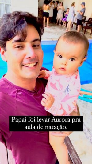 Bruno De Luca Instagram - Aurora gosta muito de água! Tô amando fazer tudo com essa princesa.