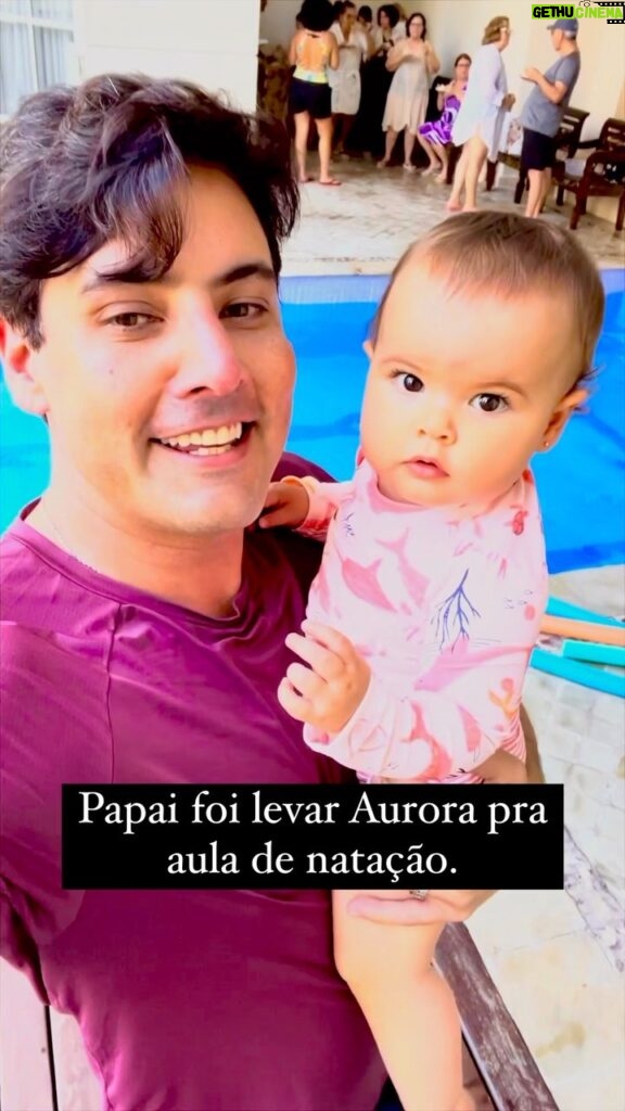 Bruno De Luca Instagram - Aurora gosta muito de água! Tô amando fazer tudo com essa princesa.