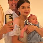 Bruno De Luca Instagram - Que ano! 2022 começou muito bem profissionalmente em janeiro, no BBB A Eliminação, com uma parceria inusitada divertidíssima. Lá pra fevereiro, minha noiva @fany.vidal me deu a notícia maravilhosa de que iríamos ser papais. Comecei uma obra em casa pra receber nossa princesa. Fomos morar no deslumbrante Cdesign Hotel, no Recreio. Que temporada incrível passamos em frente a Pedra do Pontal. Agora que vc tá grávida, vamos ficar sossegados no carnaval, né amor? Oh no, oh no, vamos pra Sapucaí! A convite da Trident, levamos nossa pequena na barriga pra curtir o samba do RJ. Gravidez e obra eh mt? Não, tá pouco, então chamei Mô pra apresentar o Vai Pra Onde? comigo, nova versão: Mozão. Em março, abril e maio fomos pra Jeri, Pipa, Natal, João Pessoa, Foz do Iguaçu, Barra Grande do Piauí e Delta do Parnaíba. Conhecemos lugares e pessoas únicas e inesquecíveis. Em junho paramos pra comemorar os meus 40, onde pude reunir muitas pessoas que fizeram parte da minha vida, e foi maravilhoso. Queria brindar a vida. Depois da perda de pessoas tão queridas, tão próximas, não me resta dúvida que celebrar com quem a gente ama nunca eh demais. Em julho voltamos às viagens, e pra não perder o ritmo frenético, 2022 já me mandou uma série em agosto com meus Parças @tomcavalcante , @whinderssonnunes e @tirullipa , ainda trazendo uma agregada do barulho @jojotodynho que transformou nossa rotina em uma loucura engraçada maravilhosa. Obrigado por tudo @marcelo.zambelli.diretor ! Mas tem tanta coisa acontecendo nesse ano, tá faltando um festivalzinho de música né não? Teve. Setembro rolou Rock in Rio com a Movida e foi épico, e Aurora foi no seu primeiro festival com direito a Post Malone e Coldplay, meu Spotify todinho! A previsão de nascimento da Aurora pro fim de outubro vinha nos deixando muito tensos, pois havia uma viagem pra Islândia programada para a caçada a Aurora Boreal no mesmo mês. Mas Deus foi tão bom, que trouxe nossa Aurora antes da viagem, e assim pude ir tranquilo pra Islândia caçar a outra Aurora com a minha filha já caçada. Um grande passo na minha carreira de produtor foi dado com a estreia do doc Ronaldo, O Fenômeno. Um golaço da Beyond Films em sua estreia. 👇