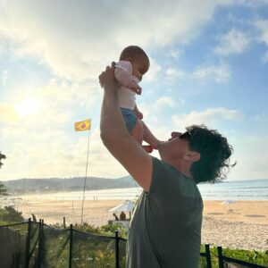 Bruno De Luca Instagram - Foram dias maravilhosos no @hotel_laborie com minha família! Búzios sempre será a cidade que me proporcionar momentos inesquecíveis, desde a minha infância e agora, começando a infância da Aurora. Ela foi na hidro pela primeira vez, molhou o pé no mar, bebeu água… Que seja a primeira vez de muitas primeiras vezes.