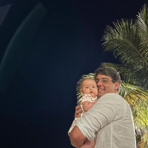 Bruno De Luca Instagram - Foram dias maravilhosos no @hotel_laborie com minha família! Búzios sempre será a cidade que me proporcionar momentos inesquecíveis, desde a minha infância e agora, começando a infância da Aurora. Ela foi na hidro pela primeira vez, molhou o pé no mar, bebeu água… Que seja a primeira vez de muitas primeiras vezes.
