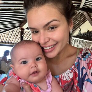 Bruno De Luca Instagram - Foram dias maravilhosos no @hotel_laborie com minha família! Búzios sempre será a cidade que me proporcionar momentos inesquecíveis, desde a minha infância e agora, começando a infância da Aurora. Ela foi na hidro pela primeira vez, molhou o pé no mar, bebeu água… Que seja a primeira vez de muitas primeiras vezes.