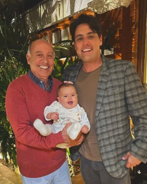 Bruno De Luca Instagram - Hoje é dia desse cara que me ensinou a valorizar as coisas mais importantes da vida: família e trabalho. Me ensinou a encarar os problemas de frente. A não enfraquecer. A levantar depois de cair. Resiliência. Me ensinou que fazer o bem, faz bem pra nós mesmos. A olhar o mundo com os olhos cheios de amor. A ver a todos além das aparências, e assim não ver senão o bem em cada um. Me ensinou a cerrar meus ouvidos a toda calúnia e a guardar minha língua de toda maldade. Me ensinou a tentar todos os dias ser tão bondoso e alegre pra que todos se sintam contagiados. Obrigado, Pai! Pela paciência, pela força, pelo carinho, pelo amor, por todos os ensinamentos. Por me aguentar! Por tudo. Te amo!