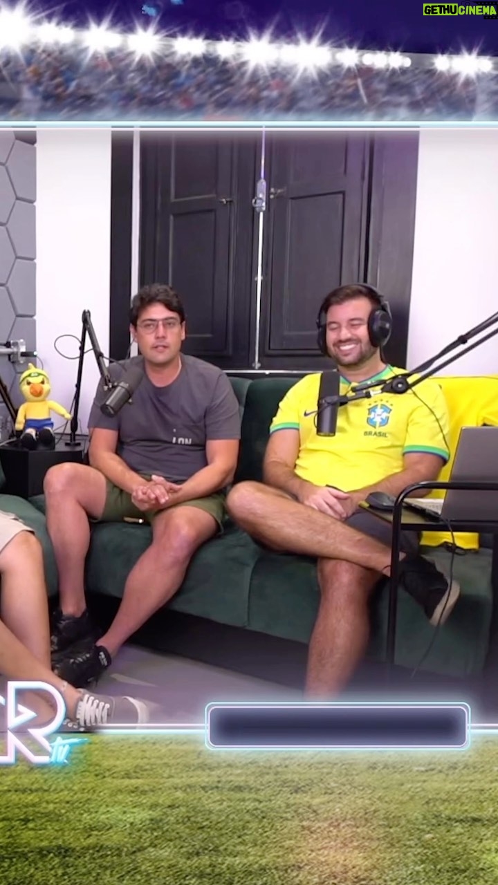 Bruno De Luca Instagram - COMEMORAÇÃO SILENCIOSA 😂🇧🇷😂🇧🇷 O @brunodeluca participou do Seleção Fenômeno após a vitória brasileira pra cima da Coreia do Sul! E revelou como assistiu a esse jogo em silêncio… 😂😂 Segue a @ronaldotv pra mais! #ronaldotv #selecaobrasileira #brasil #paternidade #copadomundo #catar