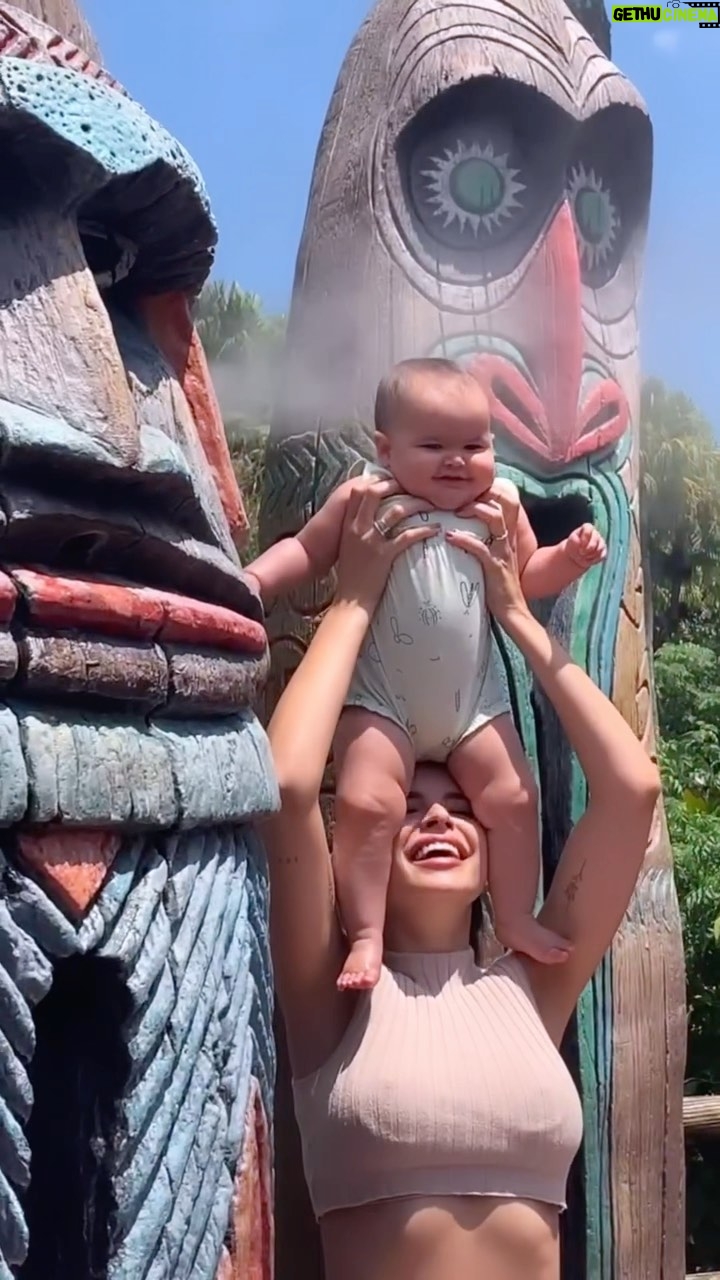 Bruno De Luca Instagram - Sendo bem pratico e objetivo pra quem quer viajar pros parques da Disney com bebê recém-nascido. Primeiro listei atrações para fazer com os pequenos, e logo embaixo, só para os adultos, separadas por parques. Espero que facilite! Divirtam-se! Hollywood Studios - Mickey & Minnie’s Runaway Railway - Toy Story Mania - Muppet*Vision 3D Tem também encontro com personagens e shows, como o Disney Junior Play & Dance! Adultos: - Aerosmith (fui 4 vezes, melhor posição é a primeira. Tem 2 loopings e chega de 0 a 100 em 2 segundos) - Star Wars (o simulador é impressionante) - Slinky Dog (Toy Story) - Tower of Terror (é uma delícia, story telling animal e o brinquedo em si da uma adrenalina muito boa). Magic Kingdom - It’s a Small World - Peter Pan - Ursinho Pooh - Pequena Sereia - Tapete do Aladim - Xícara giratória - Dumbo Adultos: - Big Thunder Mountain, - TRON, - Space Mountain, - Seven Dwarfs Mine Train e - Barnstormer EPCOT - Remy’s Ratatouille Adventure - Spaceship Earth - The Seas with Nemo & Friends - Journey Into Imagination With Figment - Frozen Ever After - Ratatouille - Gran Fiesta Tour Starring The Three Caballeros - Spaceship Earth - Living with the Land Personagens em vários lugares do parque e de show tem Beauty and the Beast Sing-Along Adultos: - The Guardians of the Galaxy, fui 5 vezes, a trilha sonora é absurda de boa. O meu carrinho preferido é o 9. Animal Kingdom - Show do Nemo e do Lion King - Kilimanjaro Safaris - Na’vi River Journey - TriceraTop Spin - Wildlife Express Train - No Animal Kingdom também tem 2 trilhas para ver animais, tem o Afection Section (onde crianças podem passar a mão em alguns animais) e tem alguns shows e locais para encontrar personagens. Adultos - Avatar!!! (Chorei de emoção) #disney #disneyworld #brunodeluca #aurora #primeiravez #waltdisneyworld