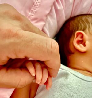 Bruno De Luca Instagram - Cada dia que passa mais apaixonado por esse pedacinho de gente. Te amo minha filha! Aurora. Aurorinha. Qual apelido vocês dariam? 🥹 comenta aí! 👇