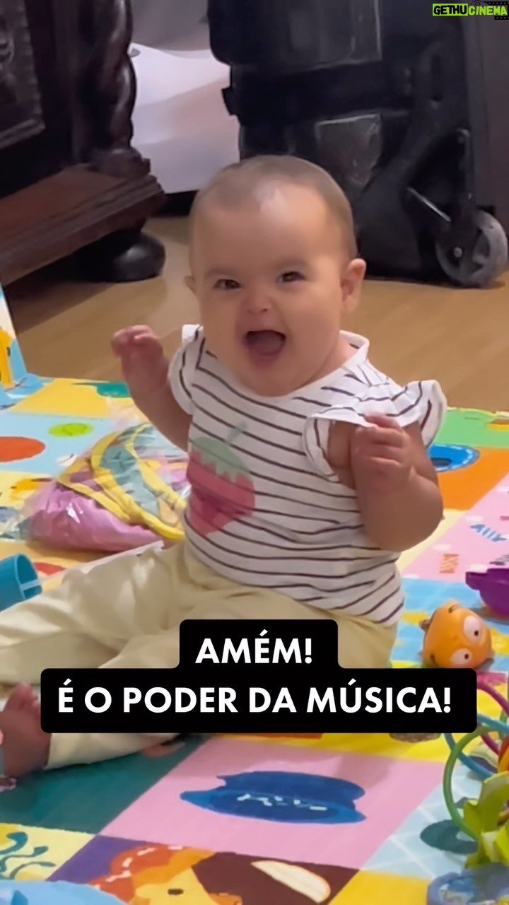 Bruno De Luca - 14.6K Likes - Valeu @selenagomez e @heisrema , tão contribuindo muito pra calm down os ânimos aqui em casa! #calmdown #selenagomez #heisrema