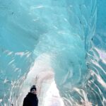 Bruno De Luca Instagram - ICECAVE em Vik. Aqui o ritmo é frenético!! Passeios incríveis durante o dia e caçada a AURORA BOREAL na madrugada. Se liga nessa caverna de gelo que visitamos na Islândia. #ColumbiaBrasil #NeverGoInsideAgain #TestedTough #AProvaDeTudo #MadeForOutside #GoldBeatsCold Icecave