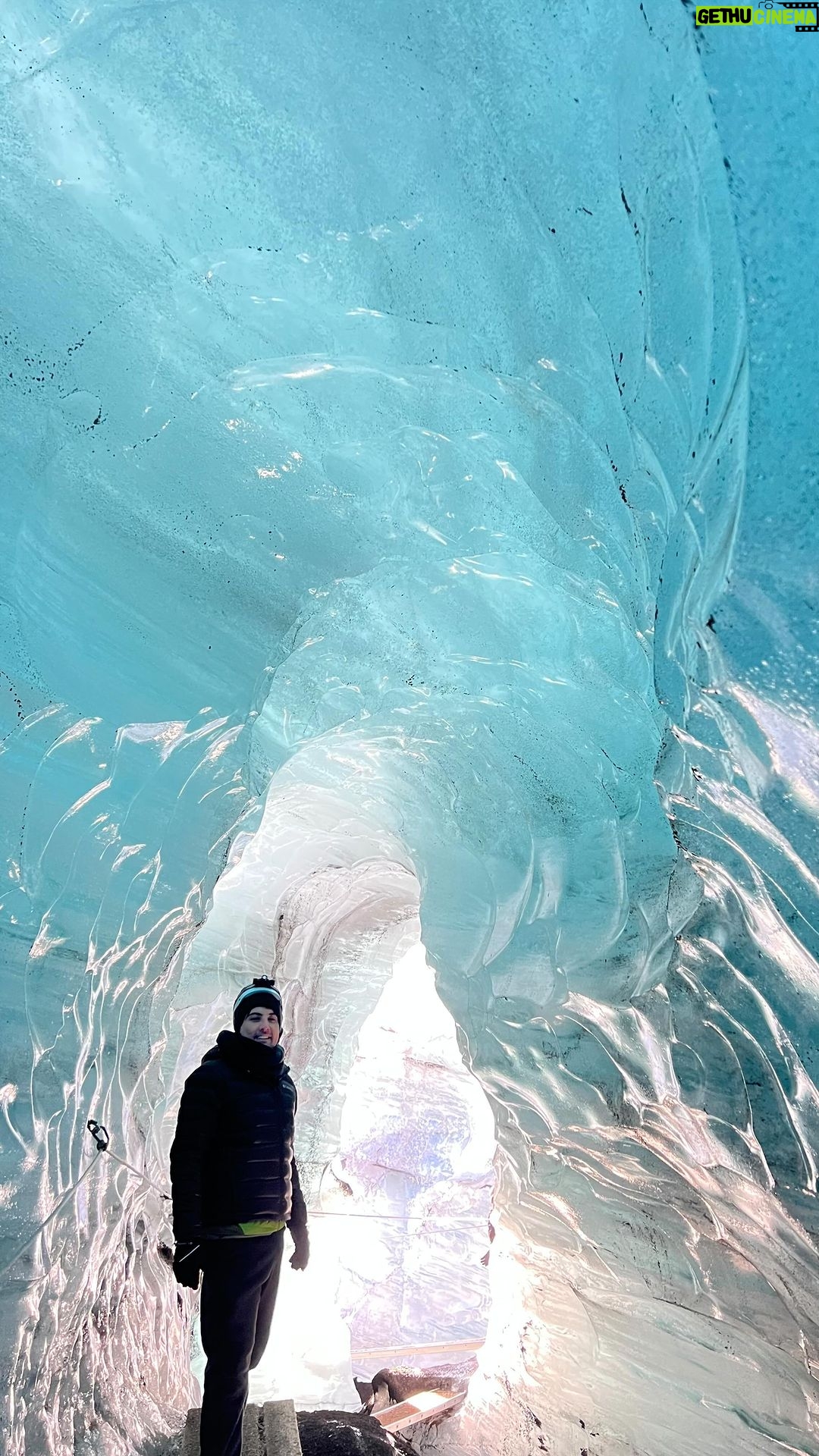 Bruno De Luca Instagram - ICECAVE em Vik. Aqui o ritmo é frenético!! Passeios incríveis durante o dia e caçada a AURORA BOREAL na madrugada. Se liga nessa caverna de gelo que visitamos na Islândia. #ColumbiaBrasil #NeverGoInsideAgain #TestedTough #AProvaDeTudo #MadeForOutside #GoldBeatsCold Icecave