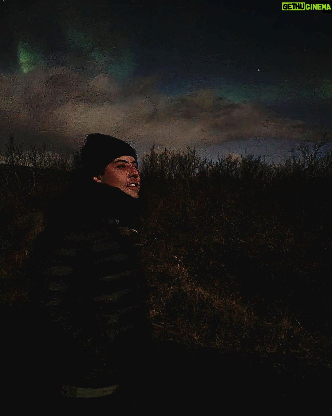 Bruno De Luca Instagram - Nosso primeiro contato com a AURORA BOREAL! Foi lindo, mas queremos mais. Acompanhem nossa caçada nos stories. @marcobrotto @columbiabrasil #columbiabrasil #NeverGoInsideAgain #testedtough #aprovadetudo #madeforoutside