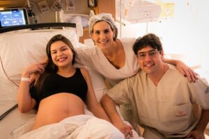 Bruno De Luca Instagram - Para quem não sabe: esta médica sorridente aí na foto é minha irmã caçula, a Marcela. E foi ela a médica responsável por trazer a Aurora ao mundo. 
Hoje eu sou só gratidão por essa médica competente e segura em que ela se transformou. Com uma equipe só de mulheres, deu um show na sala de parto. 
E Sthefany: se eu já te amava, agora sou só admiração. Que coragem e resistência!
Eu teria desmaiado na primeira contração…
Obrigada, meu Deus.
E, sim, hoje estou muito babão mesmo!
