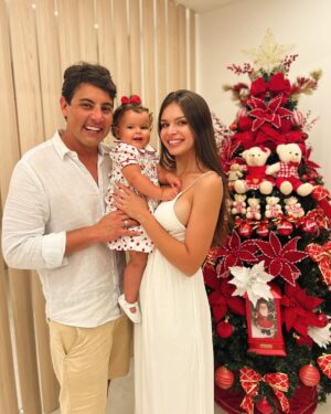 Bruno De Luca Instagram - Que este Natal seja a expressão máxima do amor em sua vida! 🎅 🎄✨ #Família #AmorInfinito #natal2023 #natal