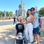 Bruno De Luca Instagram - Depois dos momentos incríveis de trabalho que vivi aqui na Disney, trouxe minha família pra passar alguns dias de ferias comigo. Ontem minha filha fez 8 meses (e hoje faço 41 😱) e estreou na Disney. Eu e Sthéfany pensamos mil vezes se faríamos essa trip, pensamos no trabalho que ia dar, no desgaste da viagem pra todos. Concordamos que ela não ia lembrar de nada, afinal não lembramos de nada dos nossos 8 meses. Mas no final das contas, decidimos nos arriscar nessa aventura juntos, unidos, e chegamos a conclusão que poderia ser legal, e que mesmo que ela não lembre de nada, a gente vai lembrar. Graças a Deus estávamos certos! Foi e está sendo maravilhoso, nunca vimos a Aurora rindo tanto, pulando, mesmo sem entender direito o que tava vendo. Sabemos que esses momentos de alegria vão fazer com que ela seja uma pessoa cheia de bons sentimentos no coração. É isso que importa pra gente. Magic Kingdom