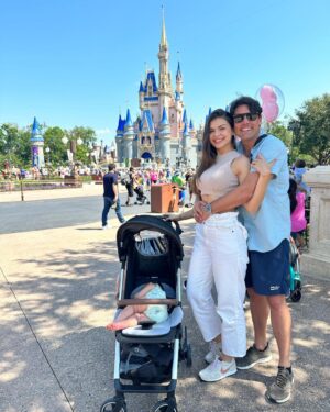 Bruno De Luca Instagram - Depois dos momentos incríveis de trabalho que vivi aqui na Disney, trouxe minha família pra passar alguns dias de ferias comigo. Ontem minha filha fez 8 meses (e hoje faço 41 😱) e estreou na Disney. Eu e Sthéfany pensamos mil vezes se faríamos essa trip, pensamos no trabalho que ia dar, no desgaste da viagem pra todos. Concordamos que ela não ia lembrar de nada, afinal não lembramos de nada dos nossos 8 meses. Mas no final das contas, decidimos nos arriscar nessa aventura juntos, unidos, e chegamos a conclusão que poderia ser legal, e que mesmo que ela não lembre de nada, a gente vai lembrar. 
Graças a Deus estávamos certos! Foi e está sendo maravilhoso, nunca vimos a Aurora rindo tanto, pulando, mesmo sem entender direito o que tava vendo. Sabemos que esses momentos de alegria vão fazer com que ela seja uma pessoa cheia de bons sentimentos no coração. É isso que importa pra gente.