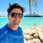 Bruno De Luca Instagram - Pessoal, esses são alguns dos momentos maravilhosos que tô vivendo aqui no Disney Magic, o navio da Disney! Que experiência maravilhosa! É impressionante como eles fazem tudo perfeito, você tem atividades o tempo todo, dava pra ficar um mês inteirinho aqui. Entretenimento, comida, conforto, SPA, essa parada na olha privativa da Disney nas Bahamas, onde você pode fazer um monte de coisa e ainda nadar e alimentar as arraias!! Se você quer passar férias com a família, e tá em dúvida, eu te garanto: VÁ PARA UM DOS CRUZEIROS DA DISNEY! Não tem erro!! Você vai ver tudo isso no Vai Pra Onde? Aventuras Mágicas em setembro, no @multishow .