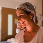 Bruno De Luca Instagram - Para quem não sabe: esta médica sorridente aí na foto é minha irmã caçula, a Marcela. E foi ela a médica responsável por trazer a Aurora ao mundo. Hoje eu sou só gratidão por essa médica competente e segura em que ela se transformou. Com uma equipe só de mulheres, deu um show na sala de parto. E Sthefany: se eu já te amava, agora sou só admiração. Que coragem e resistência! Eu teria desmaiado na primeira contração… Obrigada, meu Deus. E, sim, hoje estou muito babão mesmo!