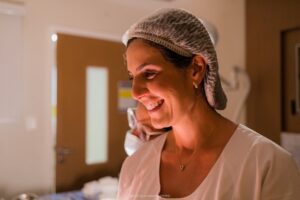 Bruno De Luca Instagram - Para quem não sabe: esta médica sorridente aí na foto é minha irmã caçula, a Marcela. E foi ela a médica responsável por trazer a Aurora ao mundo. 
Hoje eu sou só gratidão por essa médica competente e segura em que ela se transformou. Com uma equipe só de mulheres, deu um show na sala de parto. 
E Sthefany: se eu já te amava, agora sou só admiração. Que coragem e resistência!
Eu teria desmaiado na primeira contração…
Obrigada, meu Deus.
E, sim, hoje estou muito babão mesmo!