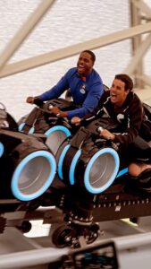 Bruno De Luca Instagram - Apaixonado pela nova atração do Tron no Magic Kingdom!!! Meu Deus do céu!!! É muito rápido!!! 😄🤣😁 Em setembro, não perca o Vai Pra Onde? Aventuras Mágicas, no @multishow !! Walt Disney World