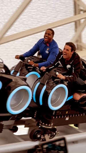Bruno De Luca Instagram - Apaixonado pela nova atração do Tron no Magic Kingdom!!! Meu Deus do céu!!! É muito rápido!!! 😄🤣😁 Em setembro, não perca o Vai Pra Onde? Aventuras Mágicas, no @multishow !!