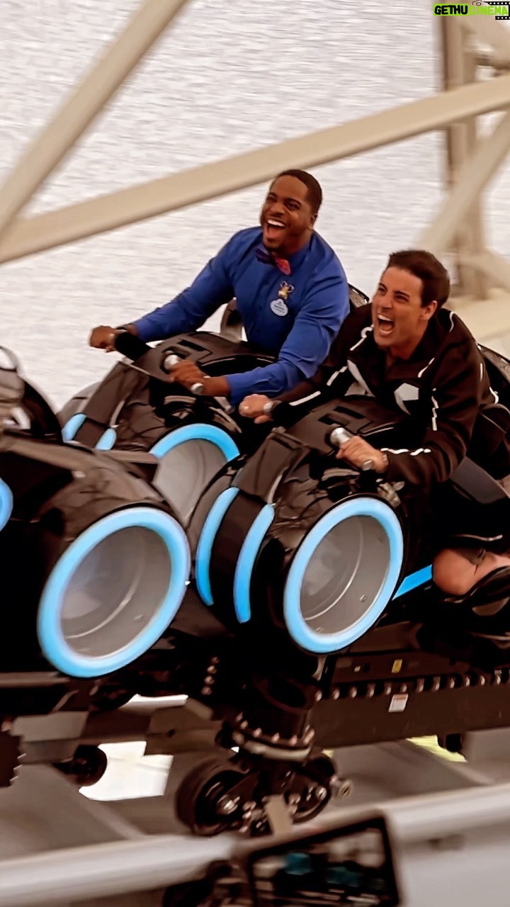 Bruno De Luca - 93K Likes - Apaixonado pela nova atração do Tron no Magic Kingdom!!! Meu Deus do céu!!! É muito rápido!!! 😄🤣😁 Em setembro, não perca o Vai Pra Onde? Aventuras Mágicas, no @multishow !!